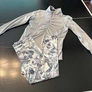 Quarter Zip Top & Printed Leggings in Gray-Size med
